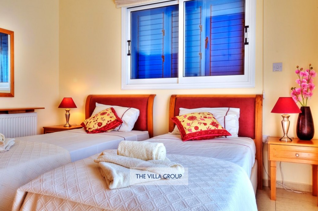Twin bedroom on ground floor with adjacent shower room
