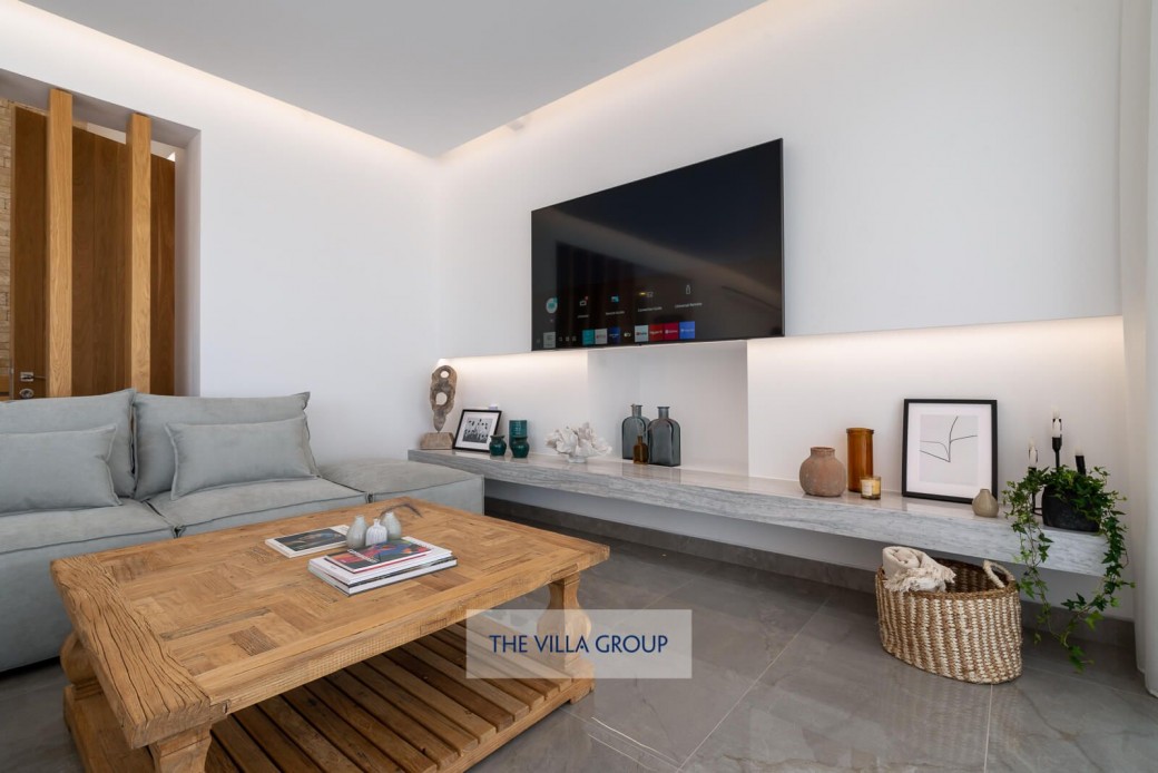 The villa has been completed to a high standard, using quality materials and has been tastefully designed.