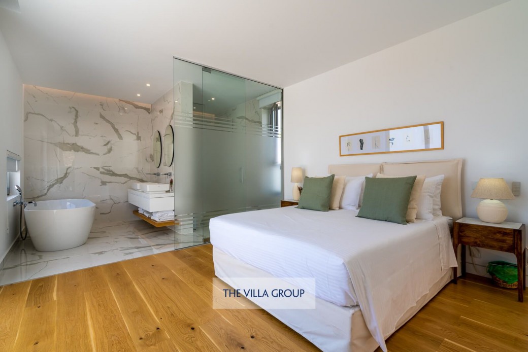 Double bedroom with en-suite bathroom and walk-in shower