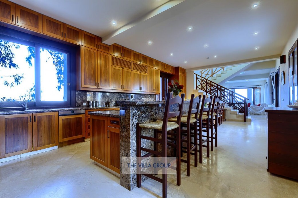 Breakfast bar with stools