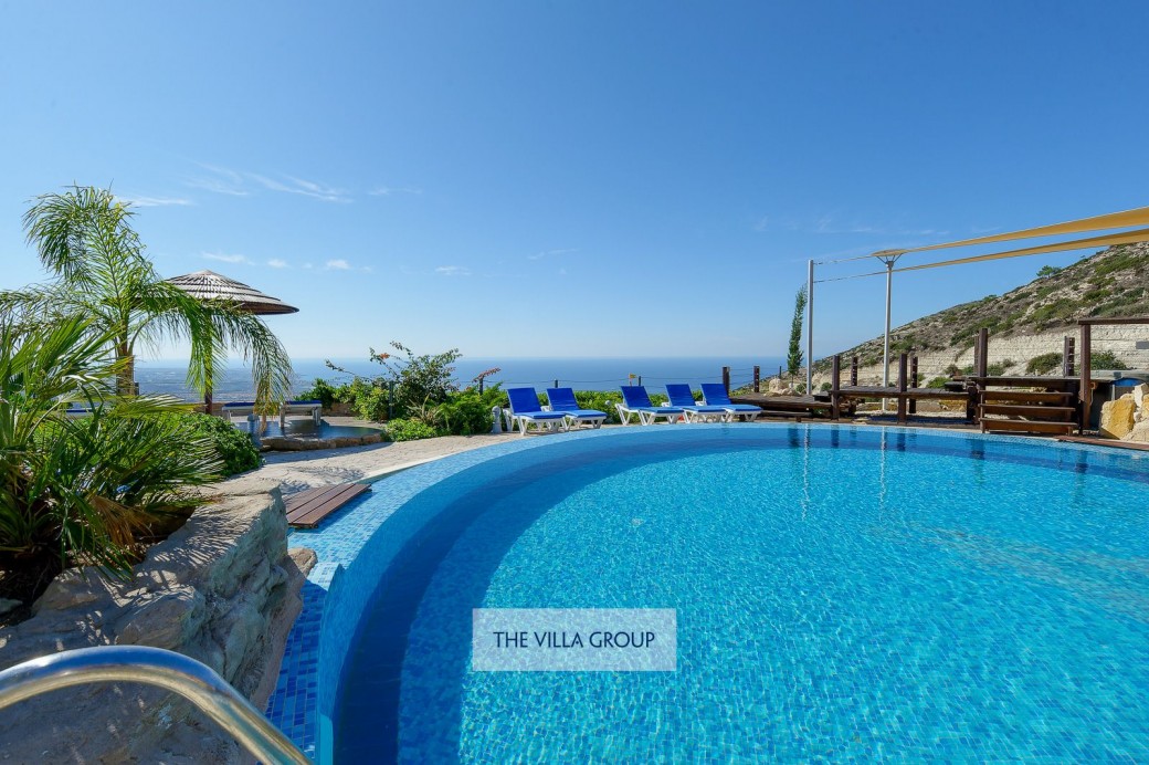 Large freeform infinity swimming pool (depths 1m to 2.20m) with children's pool attached (0.60m)