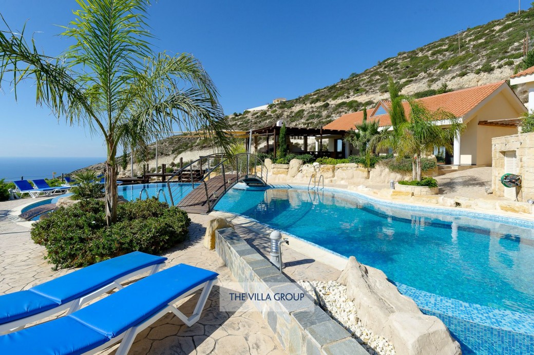 Large freeform infinity swimming pool (depths 1m to 2.20m) 