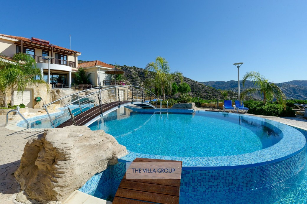 Large freeform infinity swimming pool 