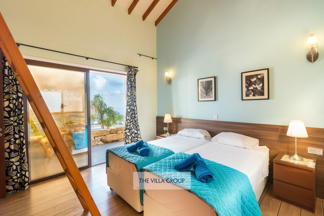 Twin bedroom in the wing with a mezzanine level