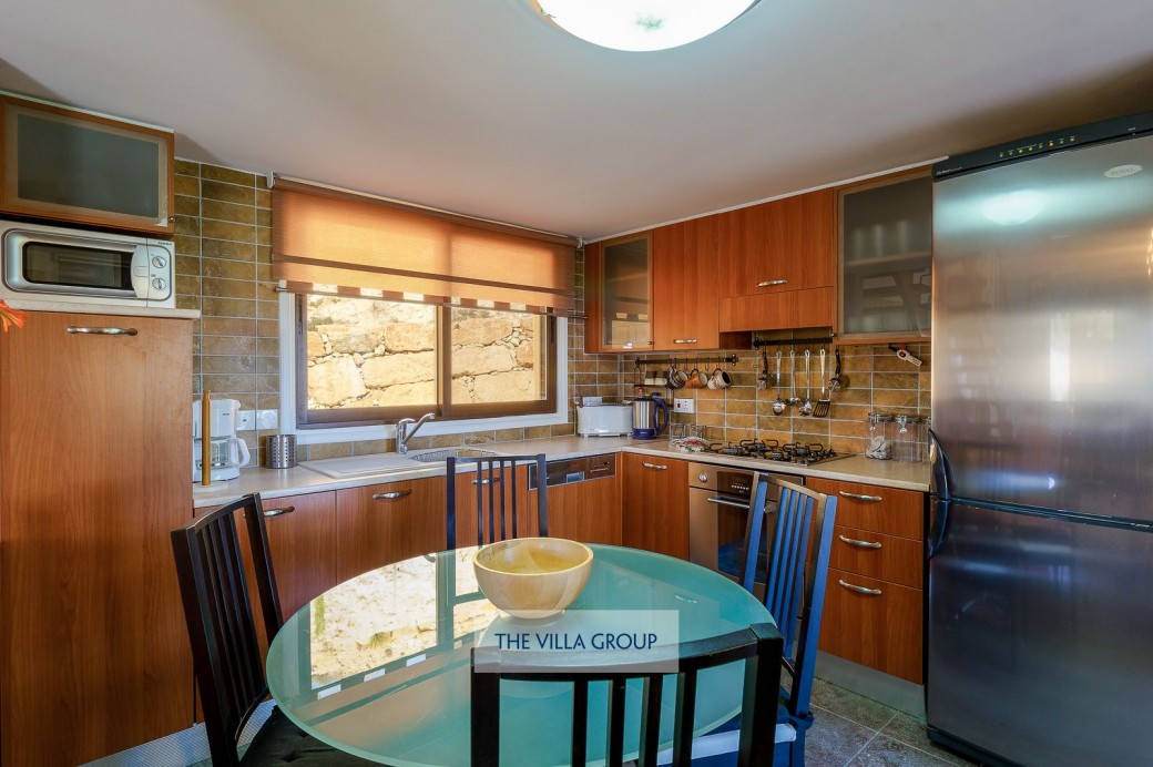 Annexe kitchen and dining area