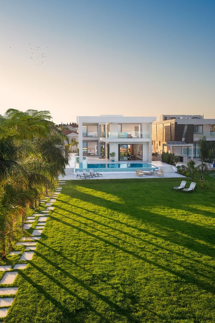 Newly constructed 500 sqm seafront luxury villa 