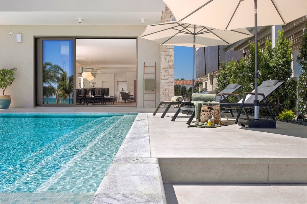Walk-in steps to the infinity swimming pool