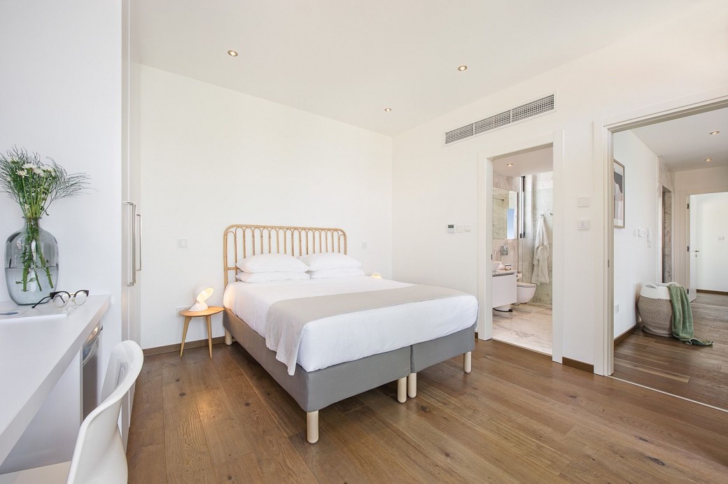 5 en-suite bedrooms and an independent bedroom for children