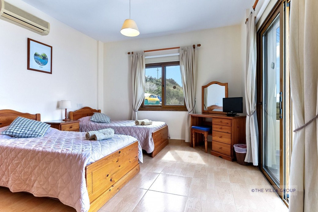 Twin bedroom