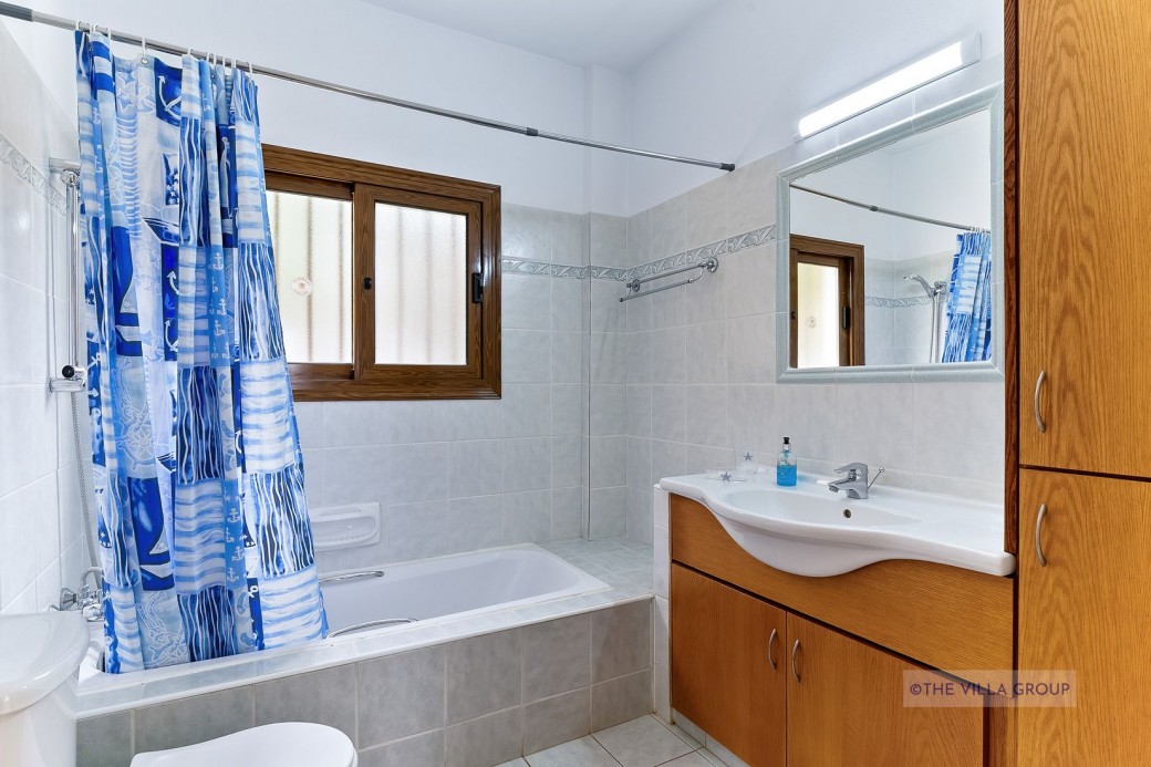Family bathroom on first floor