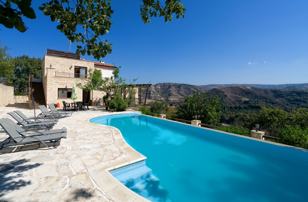 infinity swimming pool with walk-in steps (depth 1m 40cm)