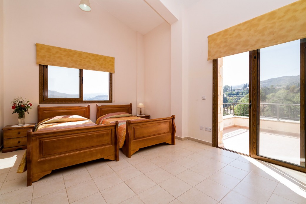 Twin bedroom with patio doors to balcony
