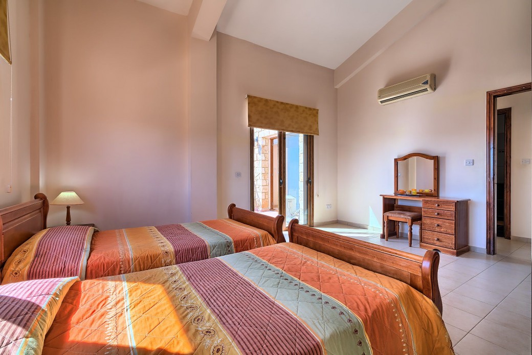 Twin bedroom