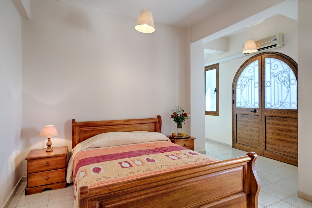 Lower ground floor double bedroom with separate entrance