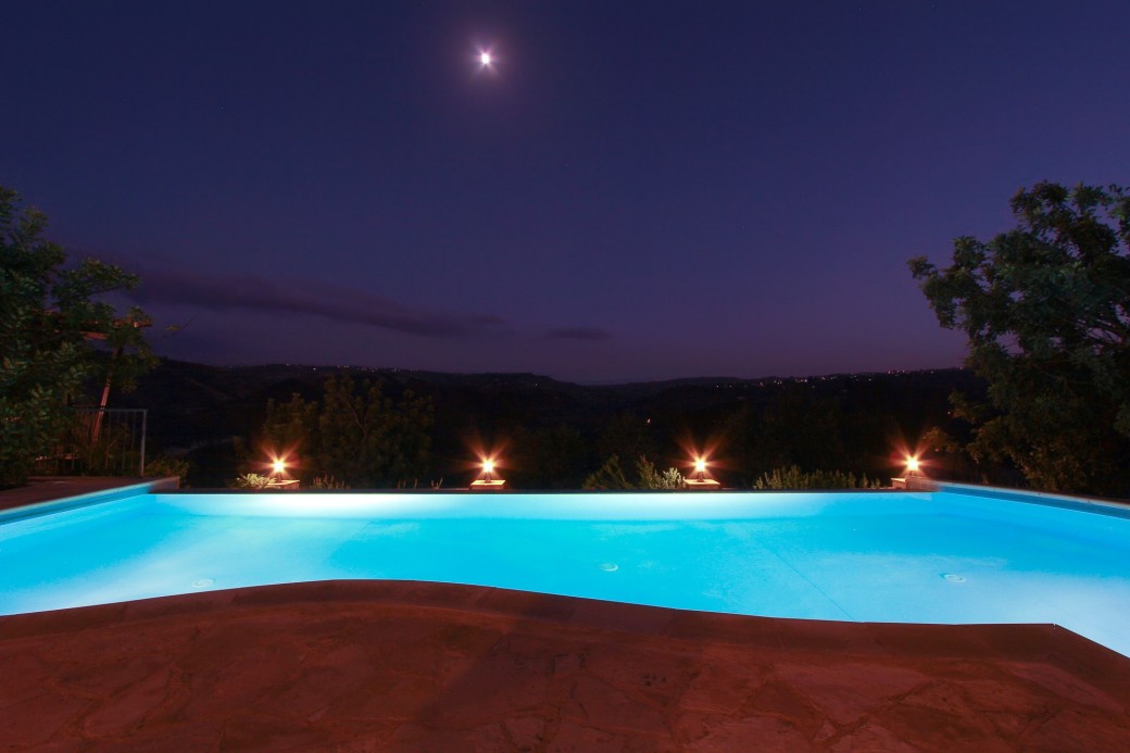 Swimming pool lit