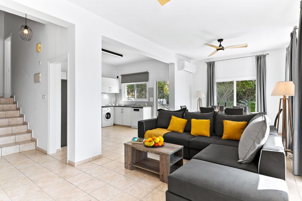 Air conditioning and ceiling fans available