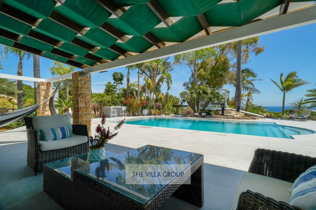 Furnished shaded terrace