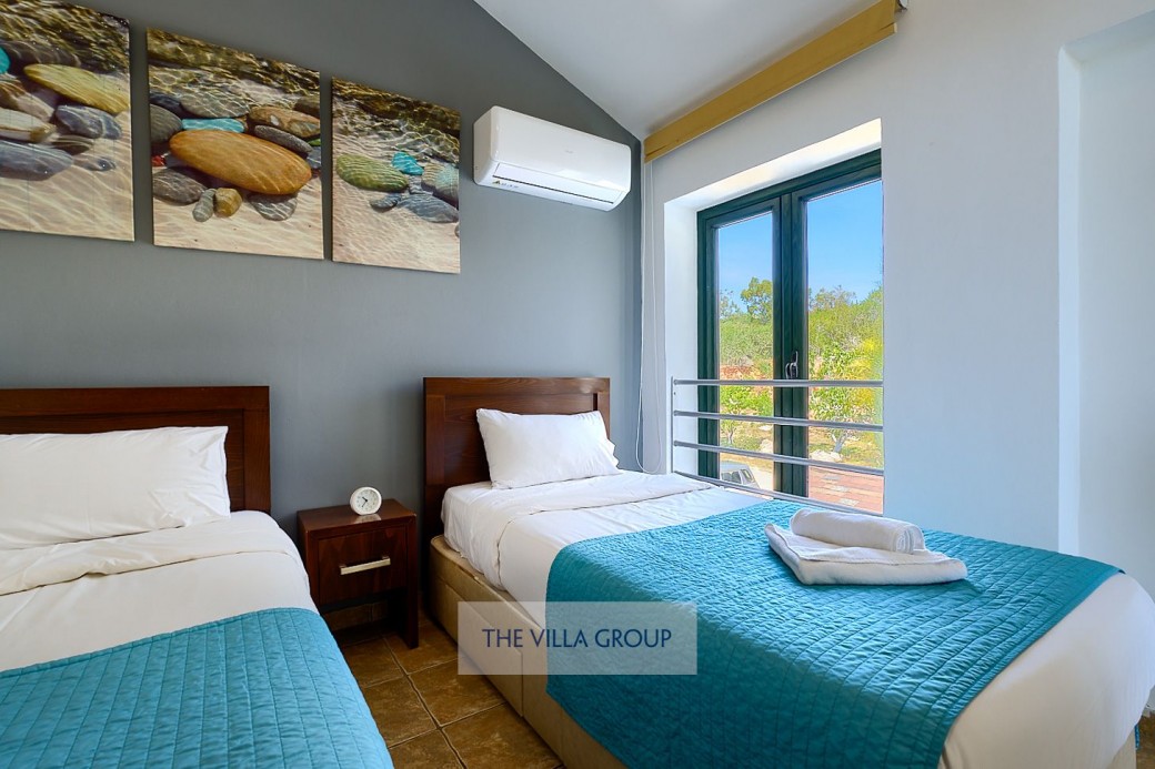 Twin bedroom