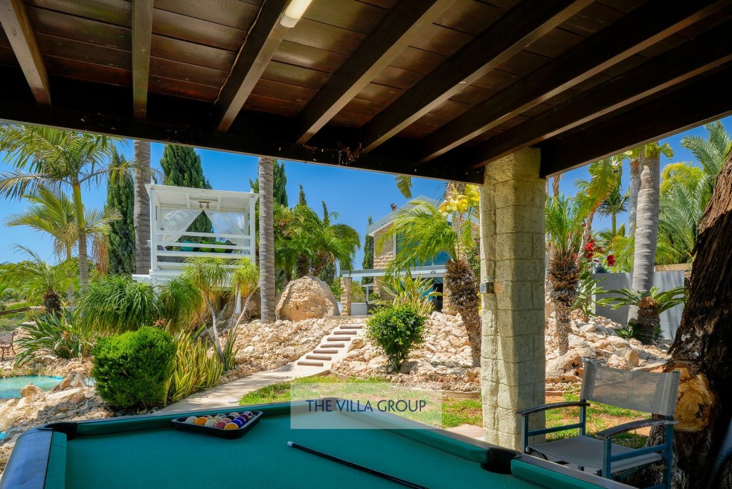 Pool table