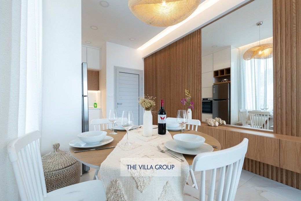 Dining table seating 4
