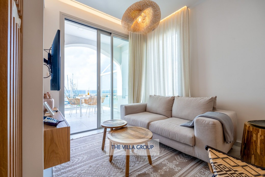 Comfortable sofa, TV and WiFi in living area