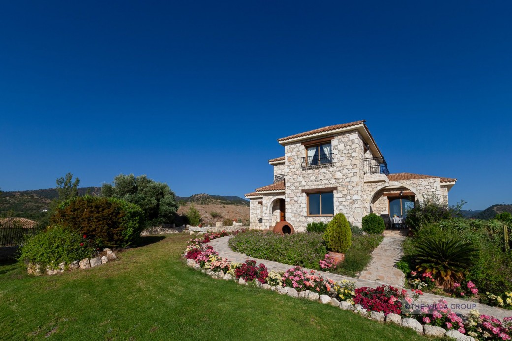 3 bedroom villa in Argaka with private swimming pool and mature garden
