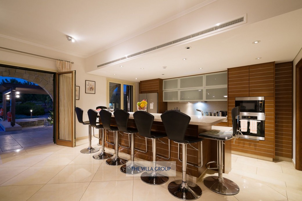 Fully equipped kitchen with breakfast bar and stools
