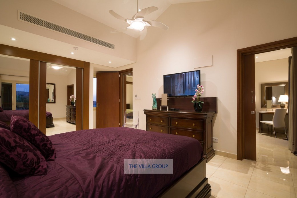 Double bedroom with interconnecting door to the twin bedroom, ideal family room