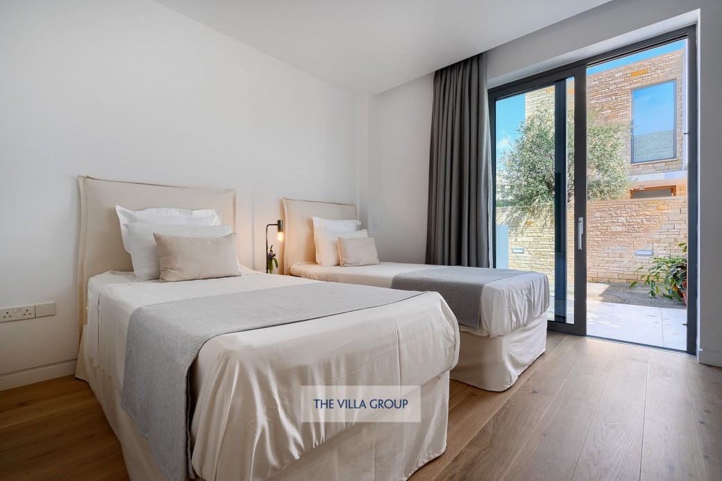 Ground floor twin bedroom with en-suite shower room