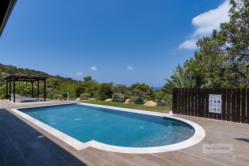 5m x 9m swimming pool (overall depth of 1.4m) with walk-in steps