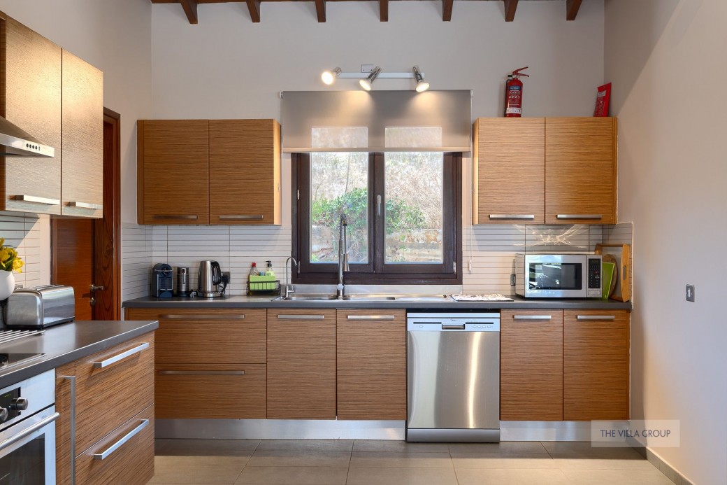 Oven, dishwasher, microwave and plenty more in the kitchen