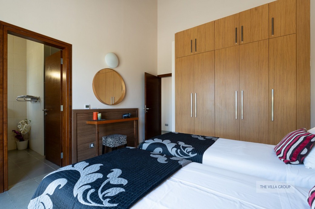 Twin bedroom with en-suite