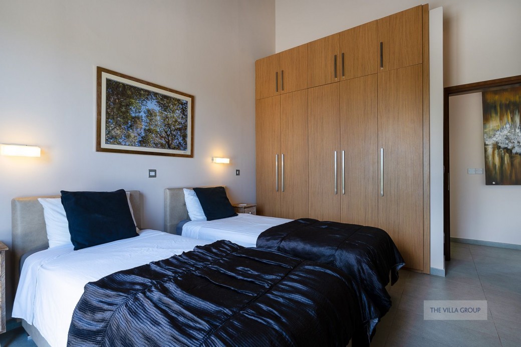 Twin bedroom with en-suite