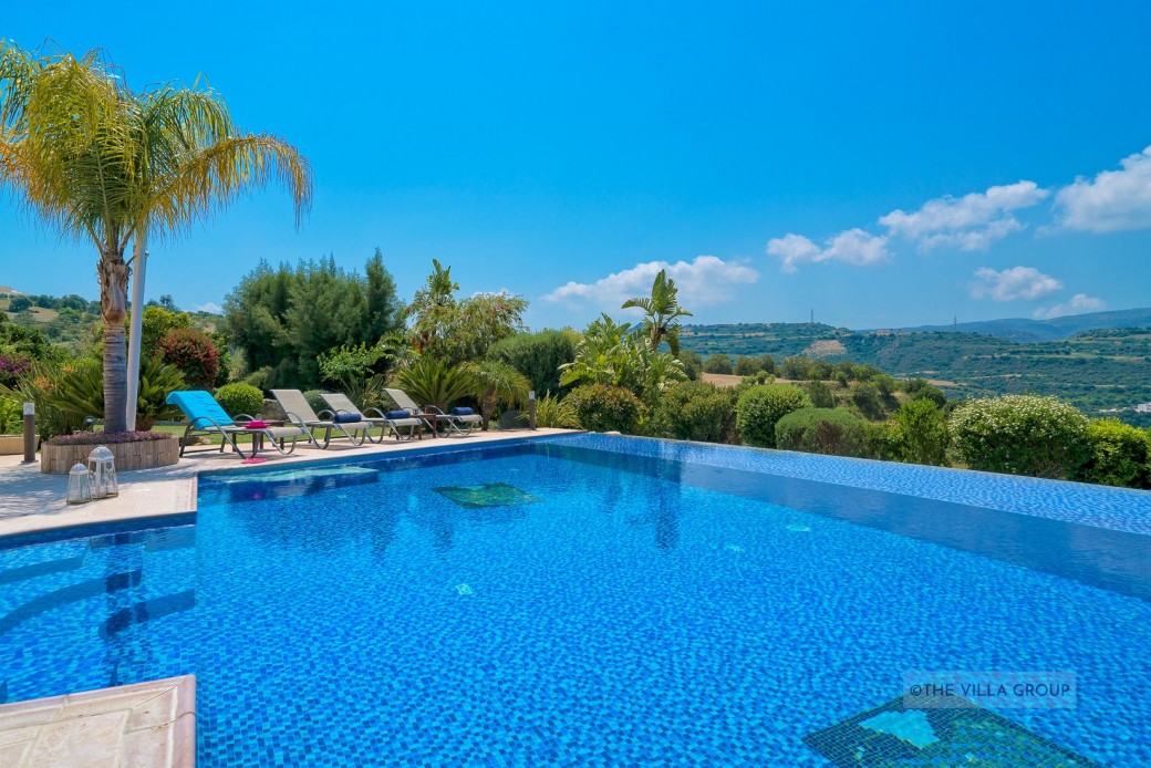 Swimming pool with walk-in steps