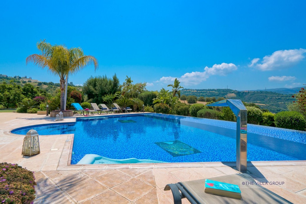 Free-form infinity swimming pool 