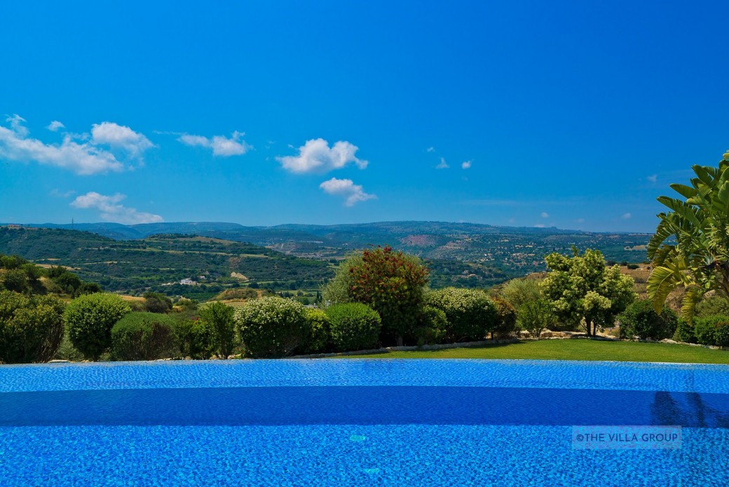 Imagine experiencing this view whilst soaking in the pool!