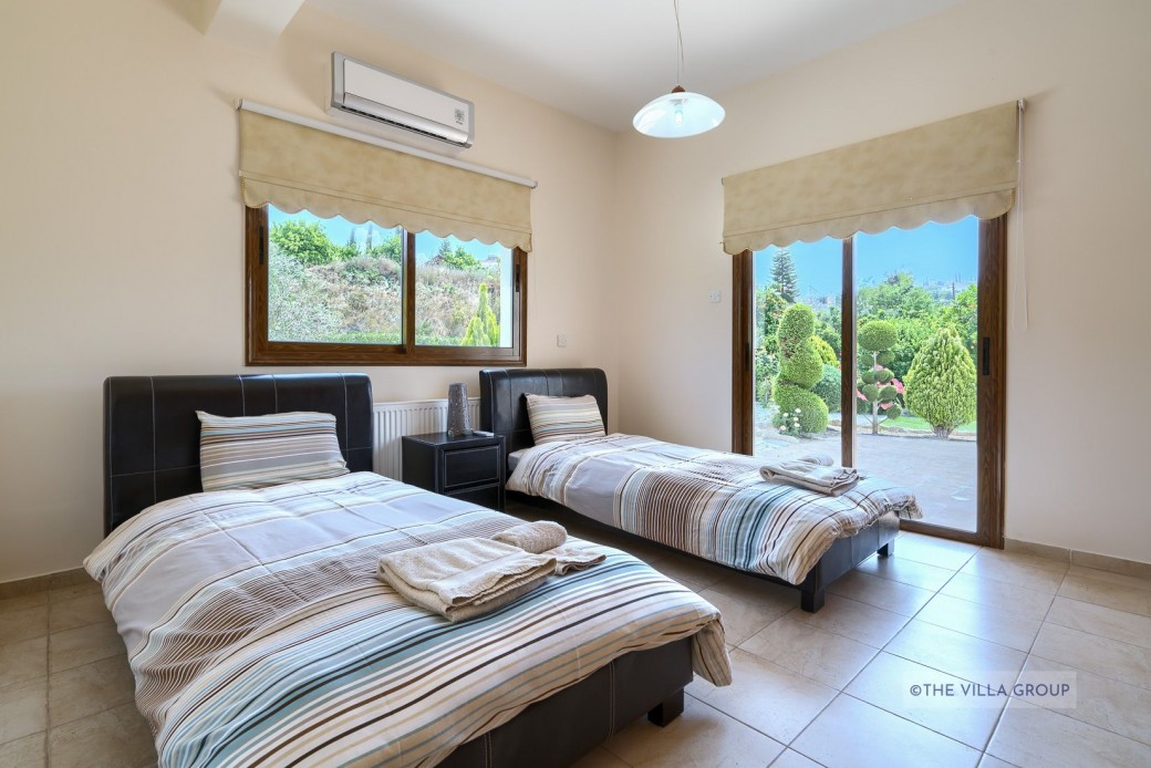 Ground floor twin bedroom with adjacent shower room