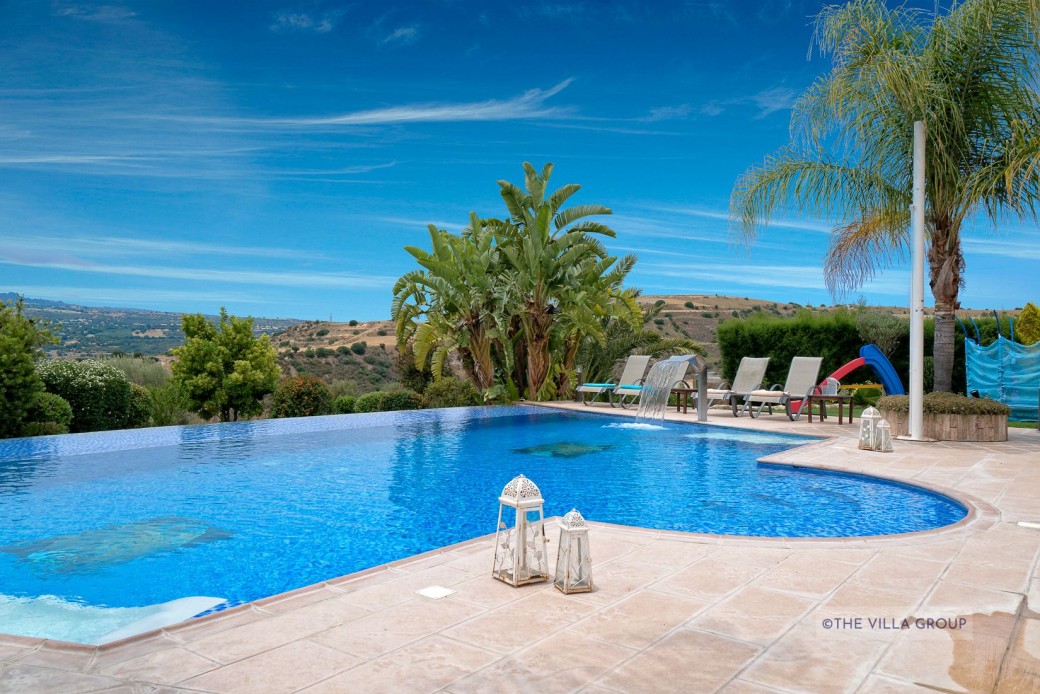 Impressive free-form infinity swimming pool