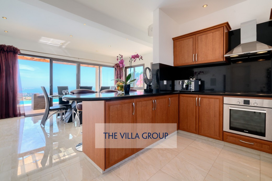 Breakfast bar with 3 stools