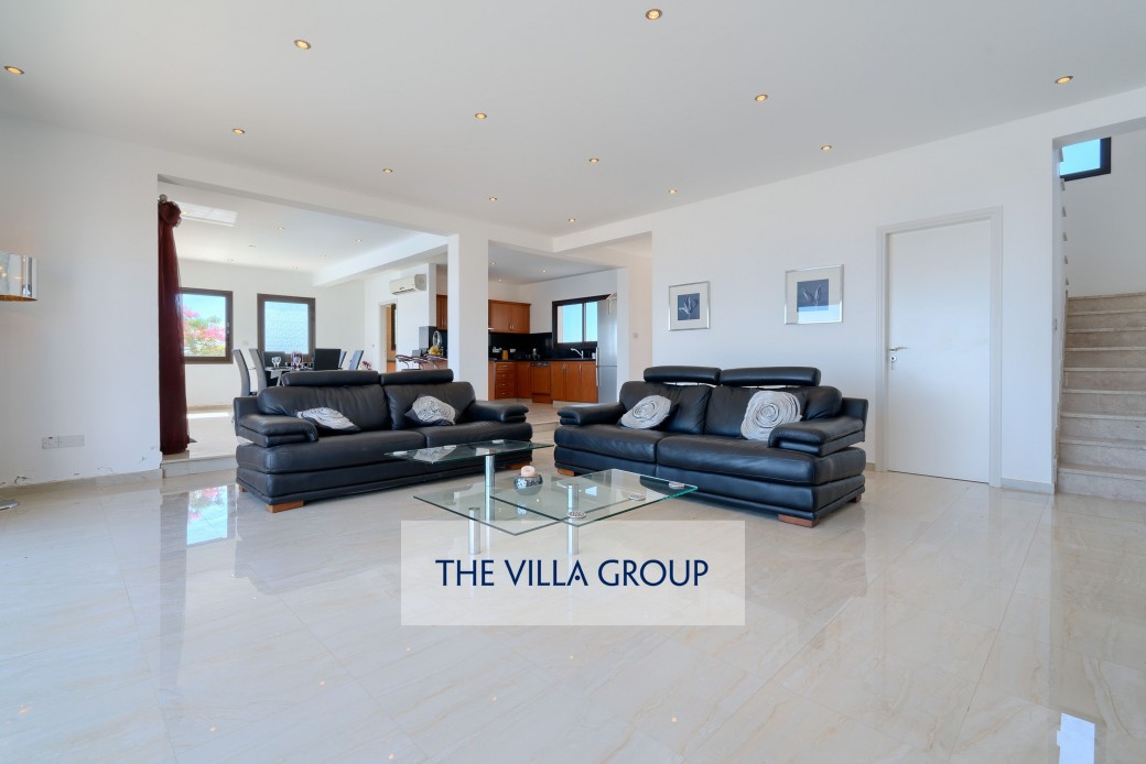 Spacious open plan living, dining and kitchen