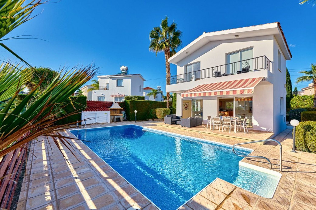 This villa is all about location as the popular Coral Bay strip is only a 2 mins walk away