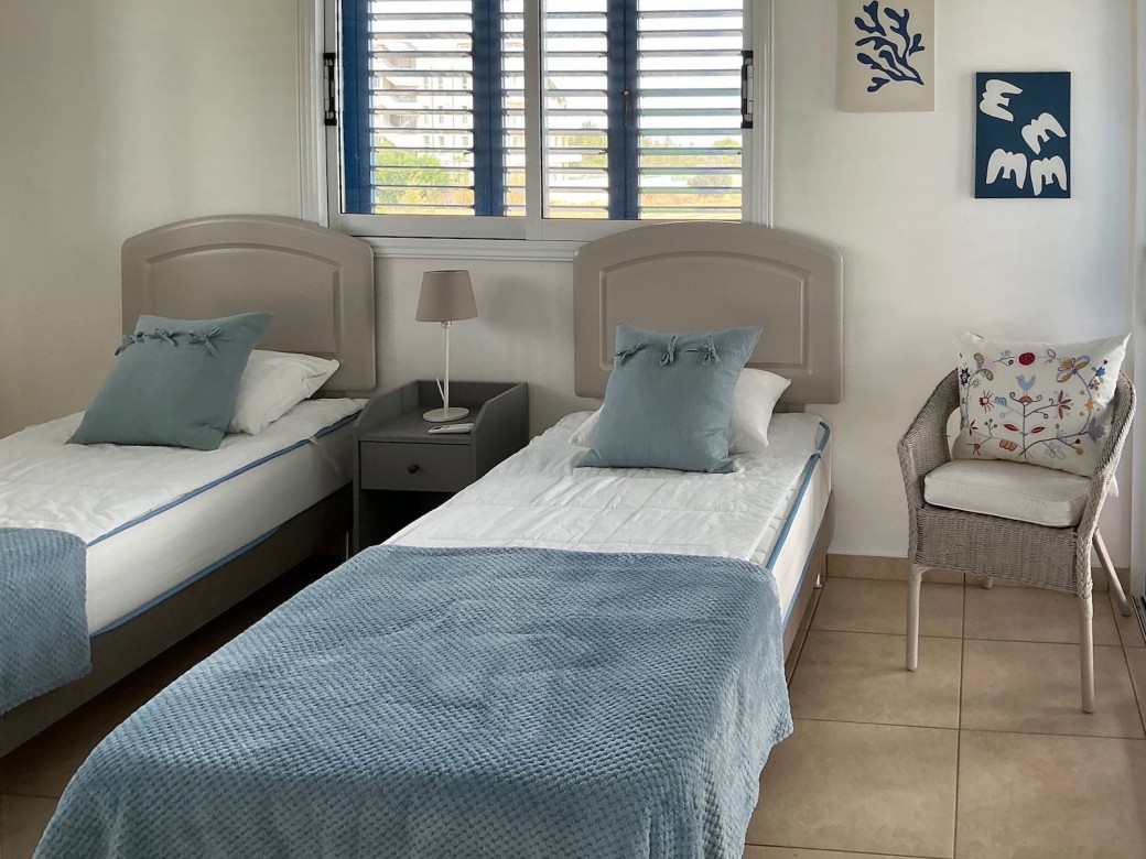 Twin bedroom