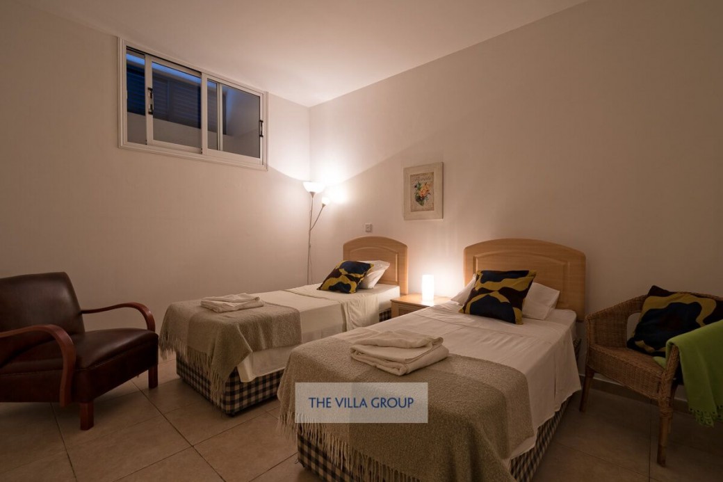 Lower ground floor twin bedroom