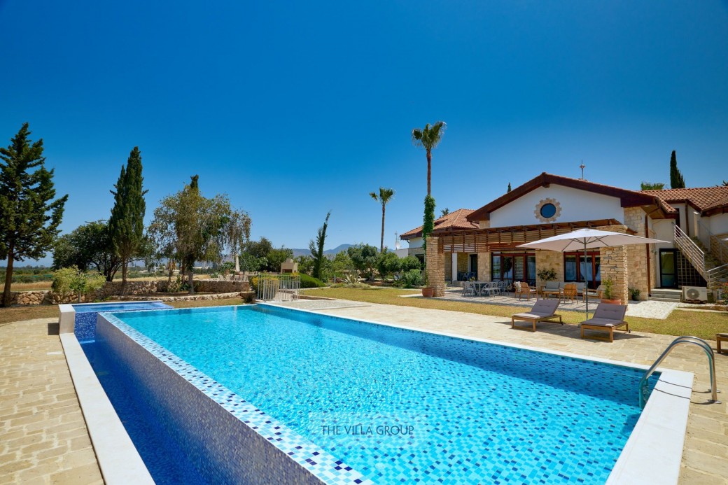 Private swimming pool 14m x 6m