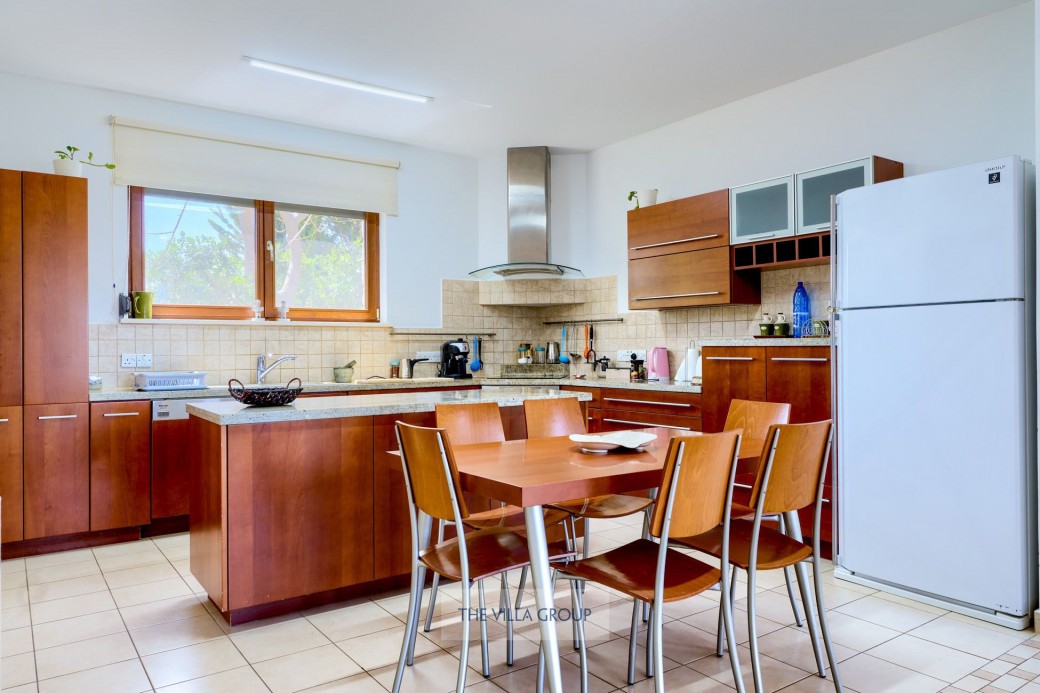 Spacious kitchen and breakfast table