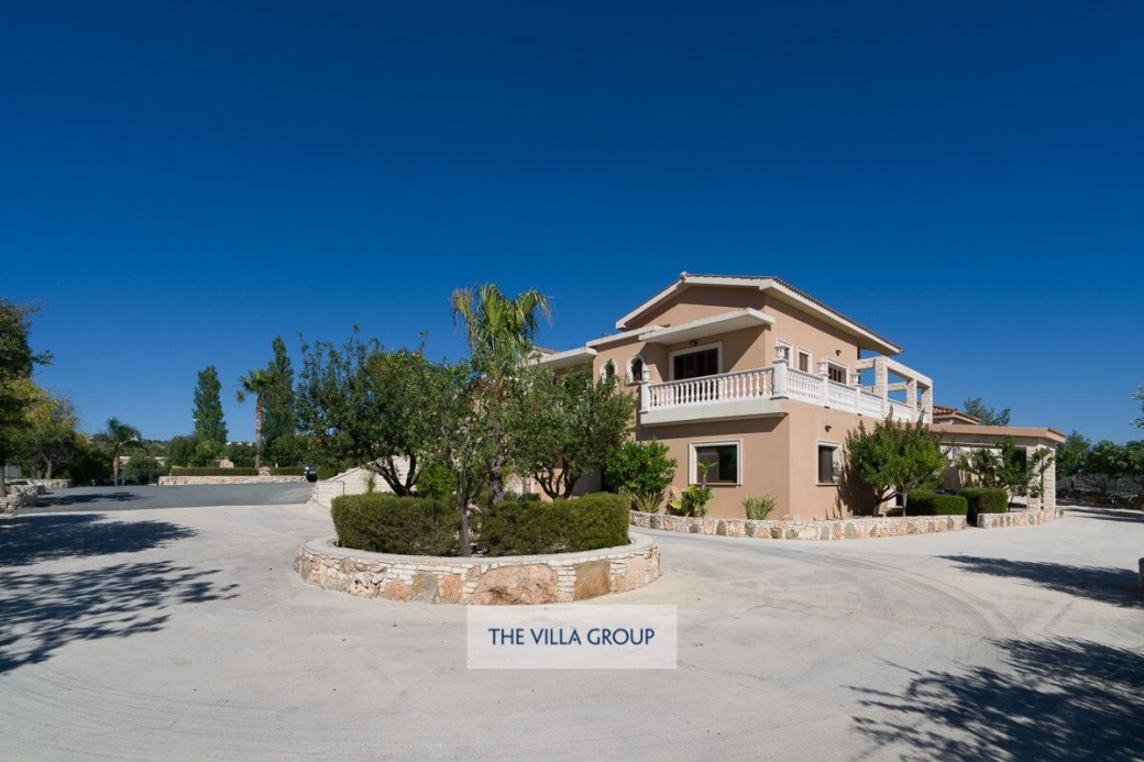 5 bedroom villa with private swimming pool