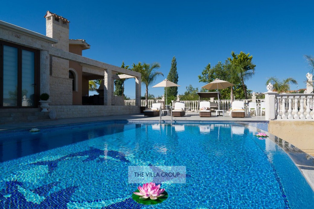 10m x 5.5m with walk-in steps (constant depth of 1.5m) 