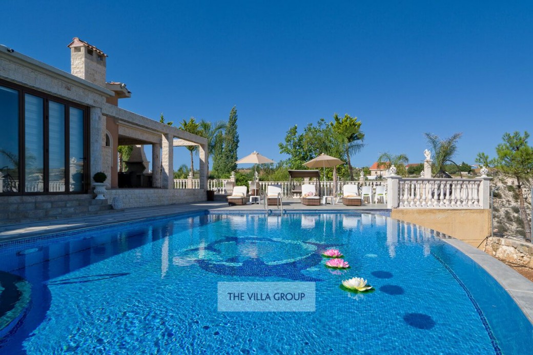 10m x 5.5m with walk-in steps (constant depth of 1.5m) 