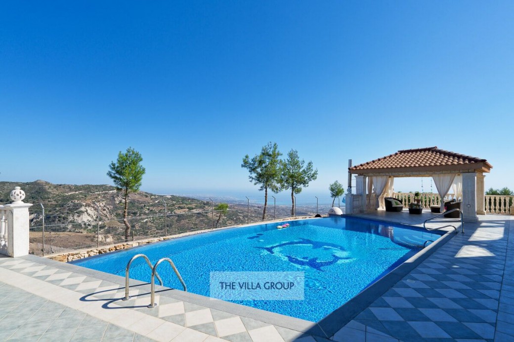 Swimming pool 10m x 5.5m with walk-in steps (constant depth of 1.5m)