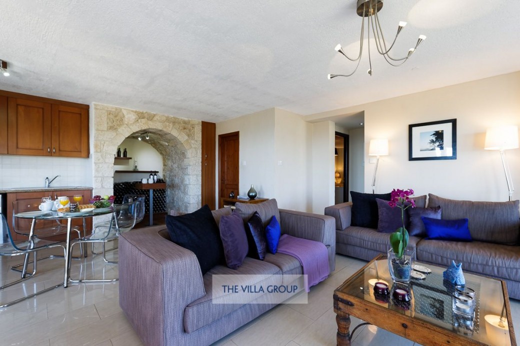 Comfortable open plan living room / dining room